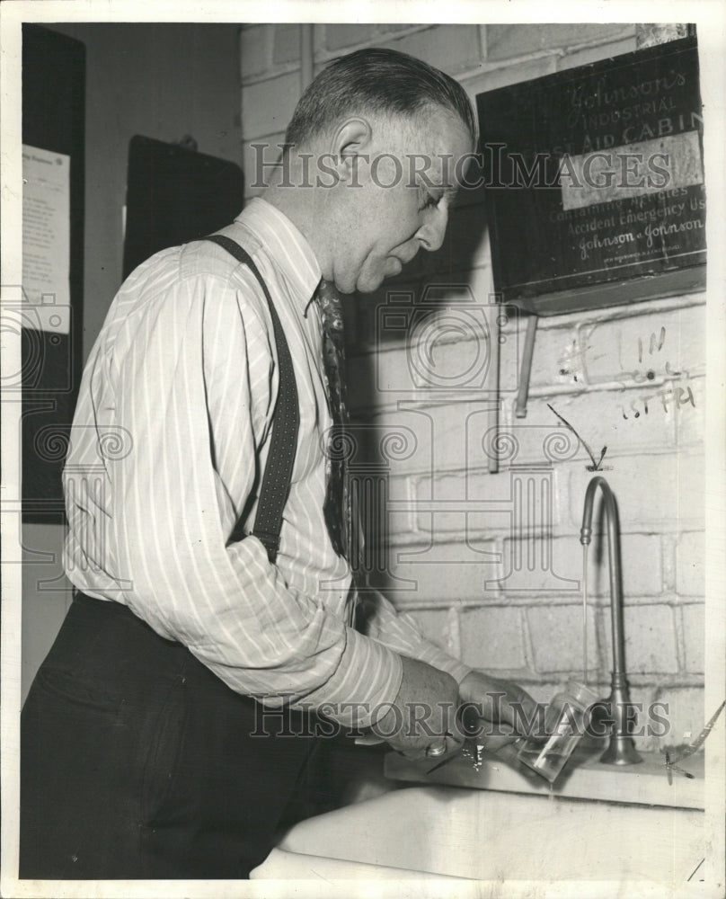 1942 Press Photo Walter Parker Dunne Crib draws Brennam - RRW50197 - Historic Images