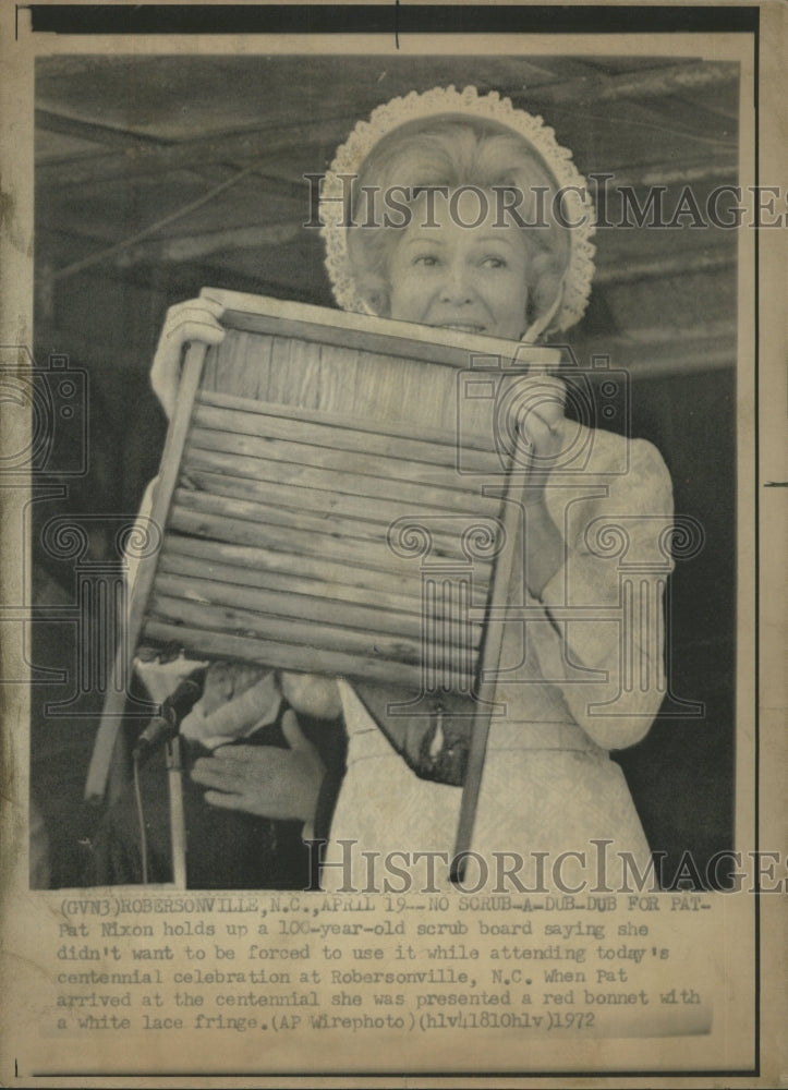 1972 Press Photo Pat Nixon holds scrub board use attend - RRW50211 - Historic Images