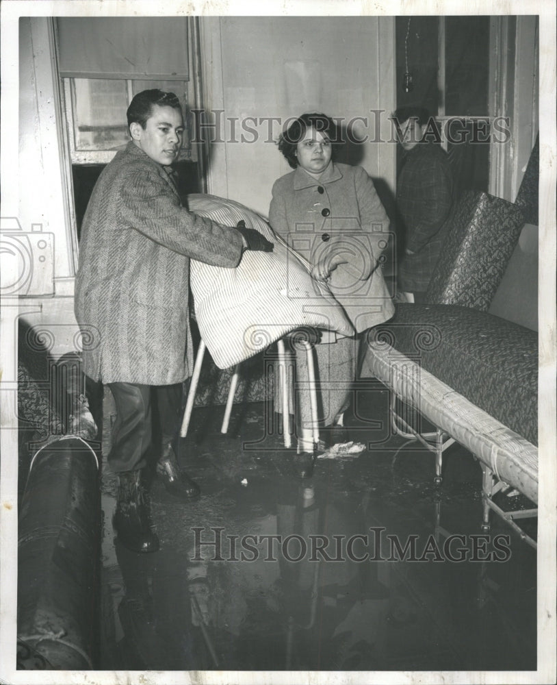 1958 Press Photo Ricardo Ramas Aida Gonzalez Patrol - RRW50277 - Historic Images