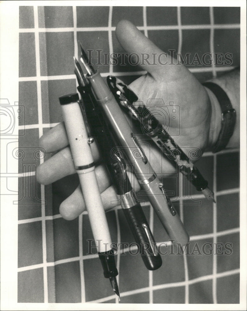 1985 Press Photo Harry Bouras Fountain Pen Evanston - RRW50383 - Historic Images