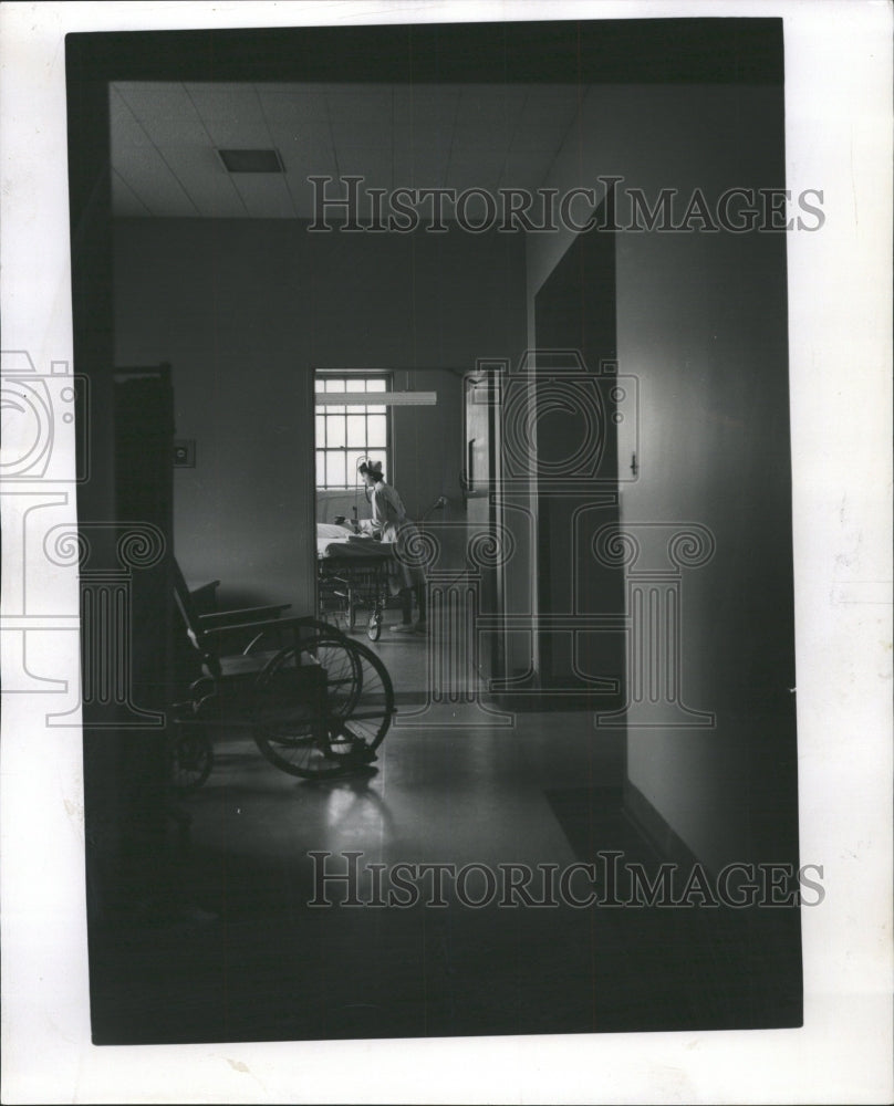 1970 Press Photo Hospital equipment bales ball jug past - RRW50469 - Historic Images