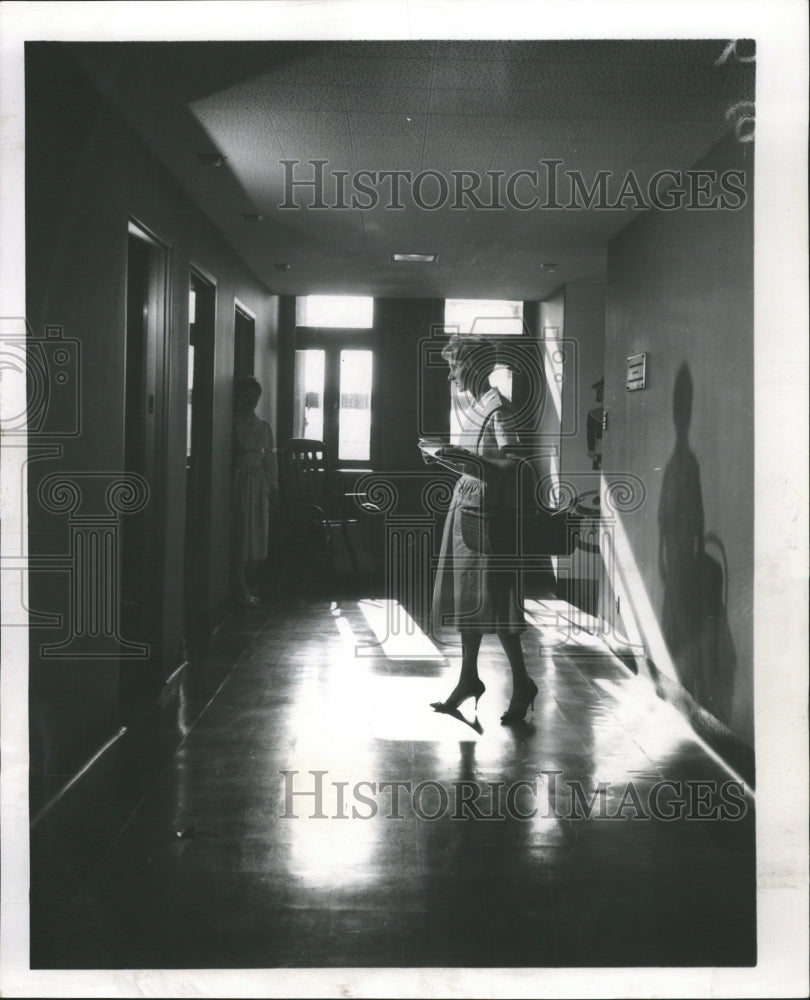 1960 Press Photo Passavant hospital volunteer mail room - RRW50473 - Historic Images