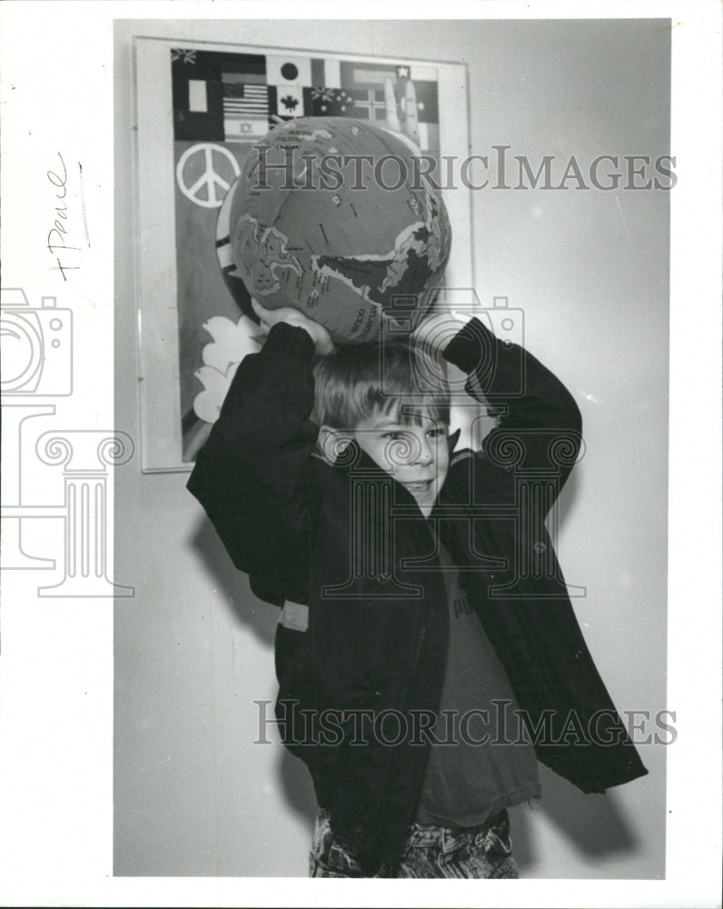 1990 Press Photo Billy Stanton soft globe friend klburn - RRW50489 - Historic Images