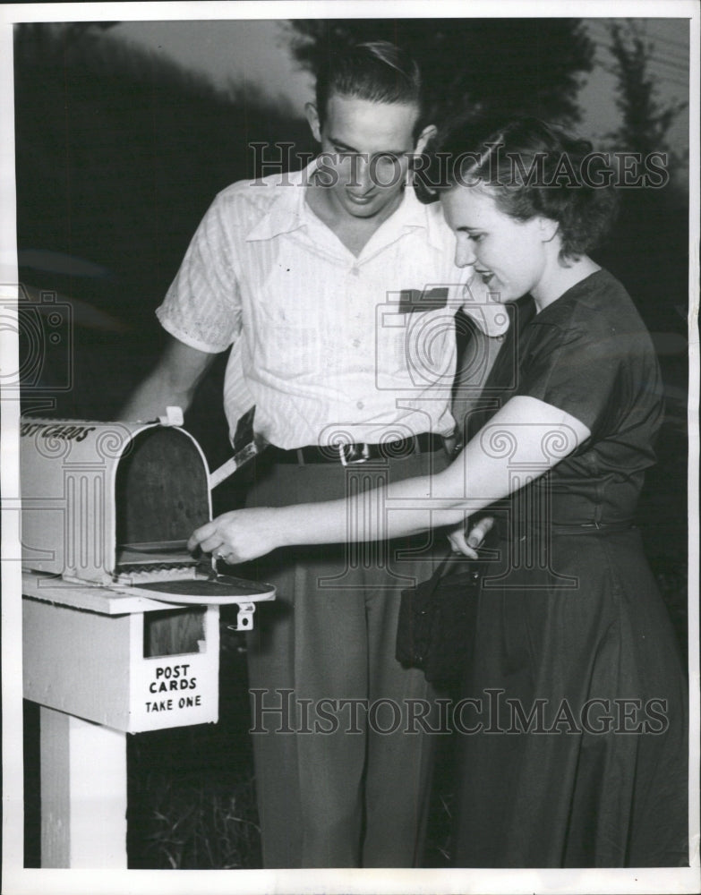 Press Photo Man Woman Postcards Box Checking Picture - RRW50499 - Historic Images