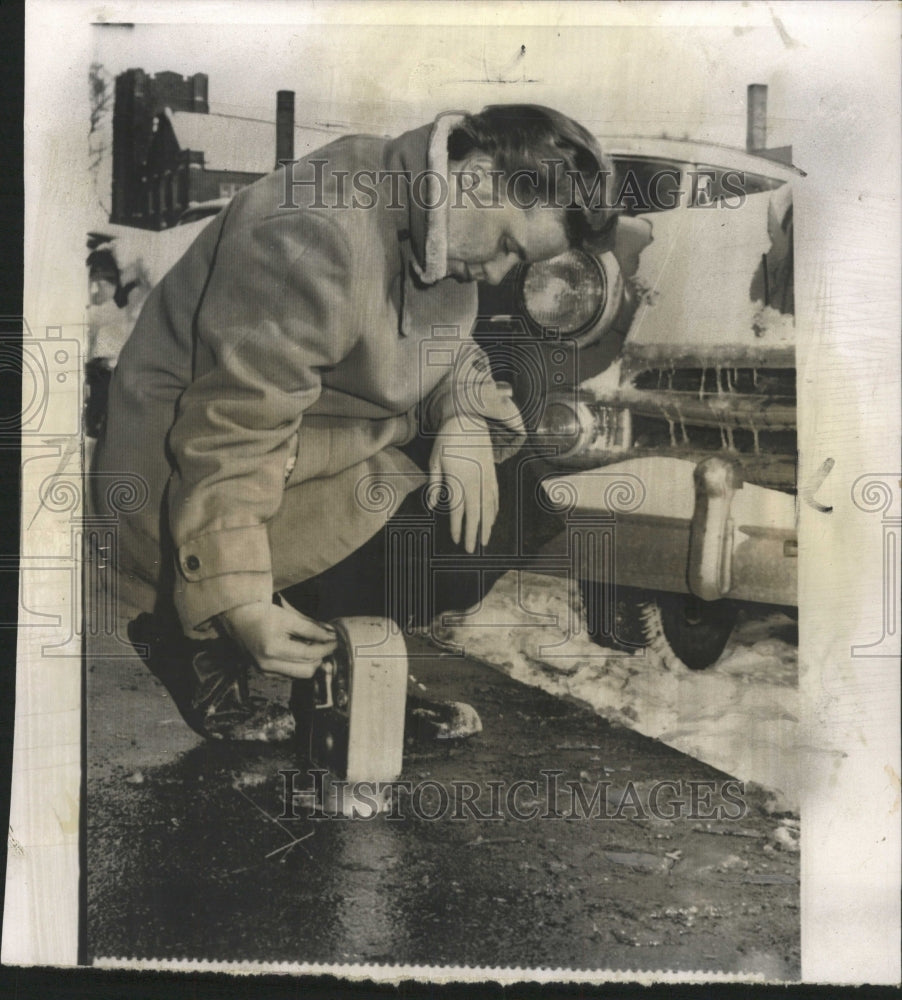 1957 Press Photo Phyllis Hutchins nickel parking meter - RRW50515 - Historic Images