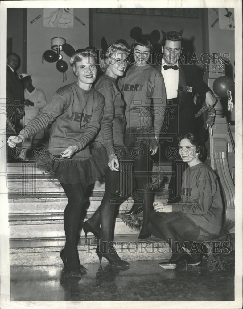 1960 Press Photo Mrs Hugh Michels Jr Miss Sue Savage - RRW50533 - Historic Images