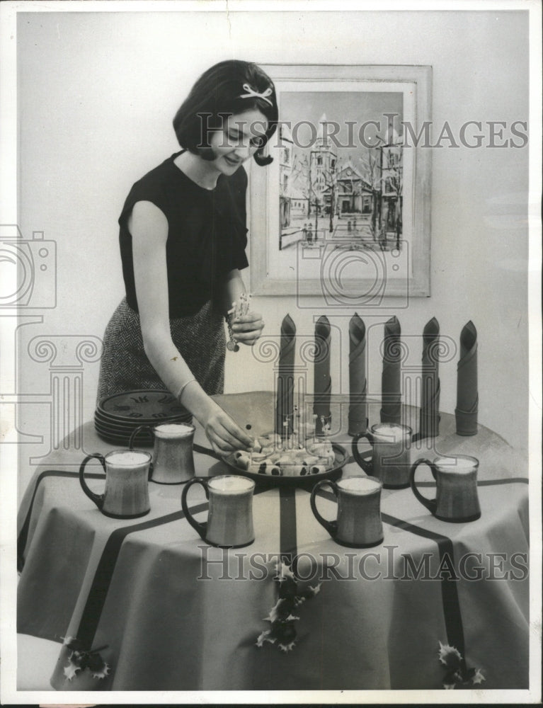 1964 Press Photo Parties reacquaint homemaker table - RRW50541 - Historic Images