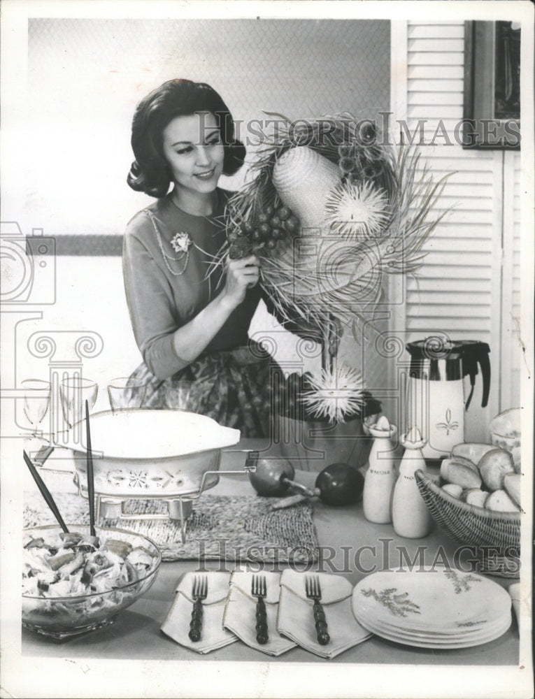 1961 Press Photo Household souvenirs party flowers food - RRW50543 - Historic Images