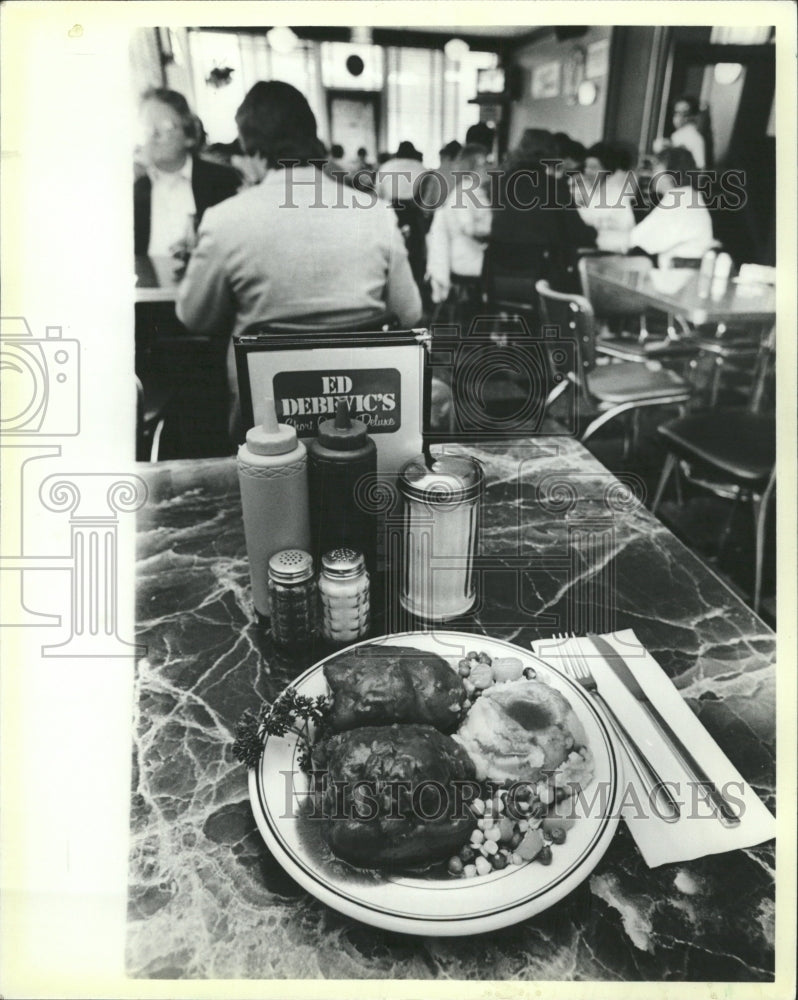 1986 Press Photo Stuffed Green Peppers Ed Debovic&#39;s - RRW50561 - Historic Images