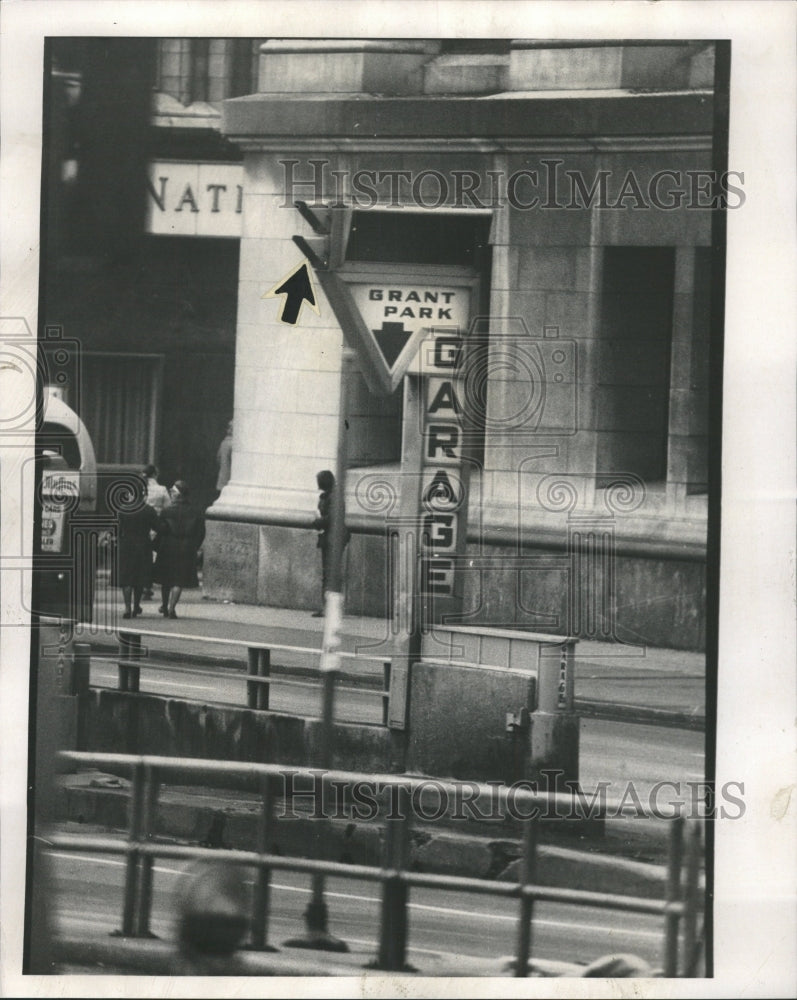 1974 Press Photo Sign entrance Grant park garage cars - RRW50579 - Historic Images