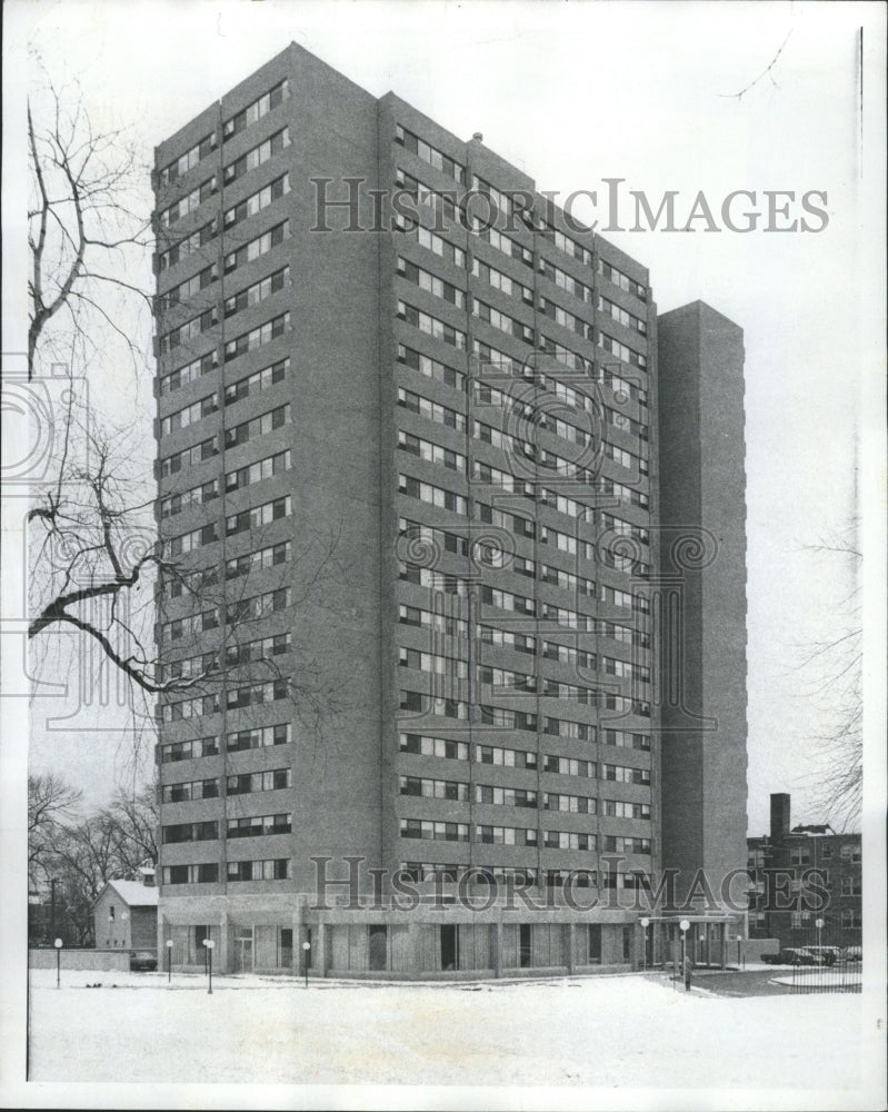 1976 Press Photo Oak park public housing apartment high - RRW50627 - Historic Images