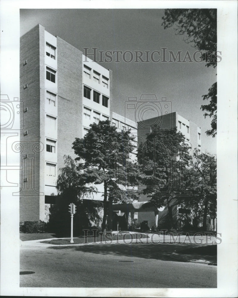 1974 Press Photo Apartment building North Kenworth home - RRW50643 - Historic Images