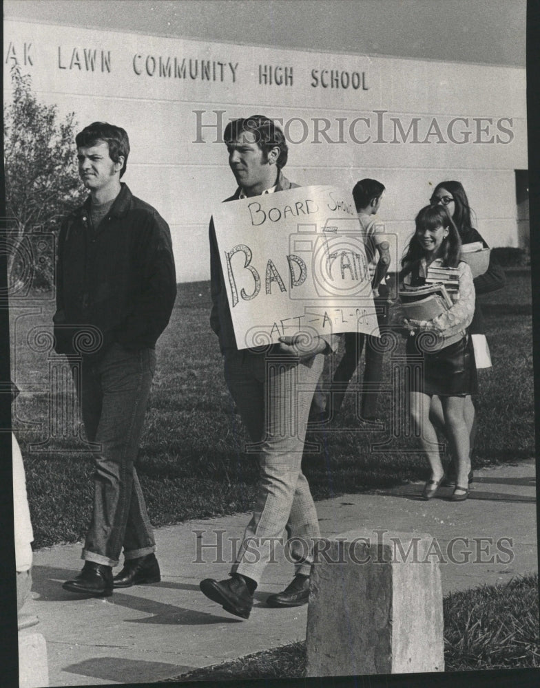 1970 Press Photo Picket Oaklawn Community High School - RRW50671 - Historic Images
