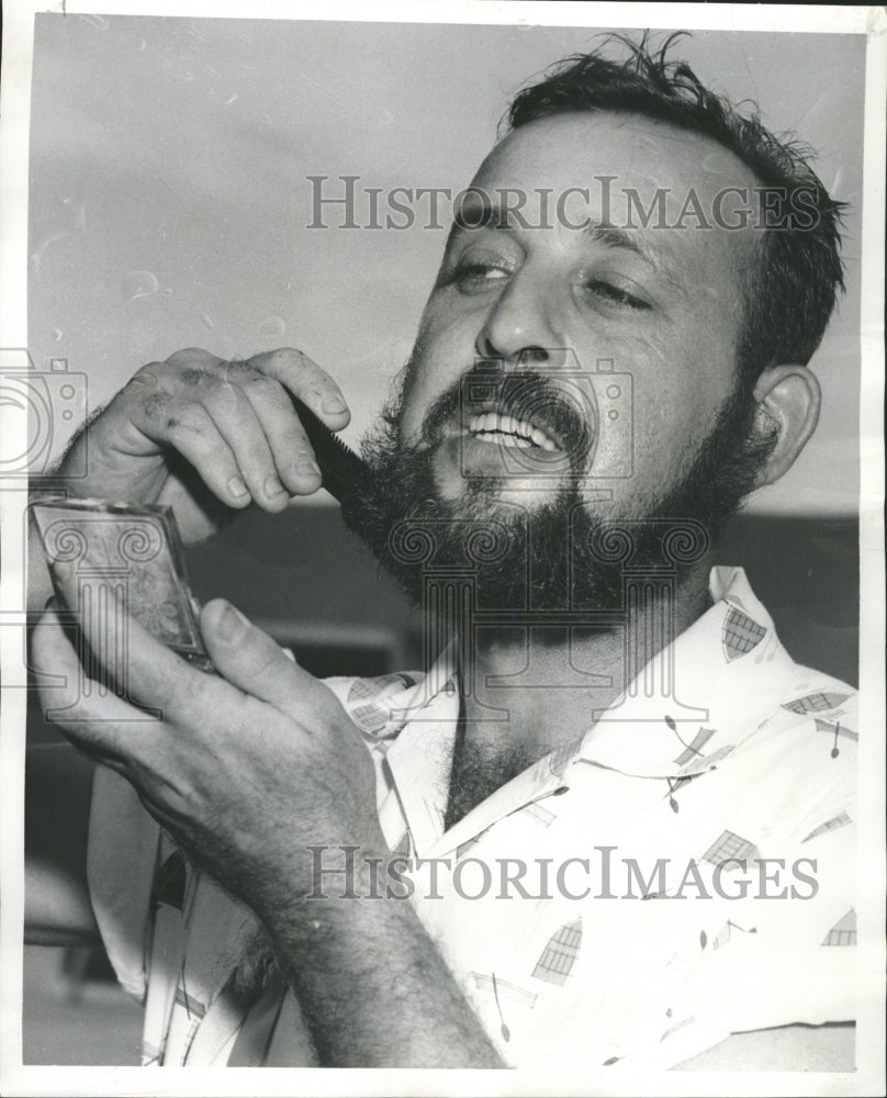 1959 Press Photo Robert Stroh combs beard Beard contest - RRW50677 - Historic Images