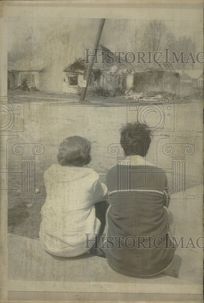 1967 Press Photo Mrs Dorothy Nye watch tornado hit area - RRW50685 - Historic Images