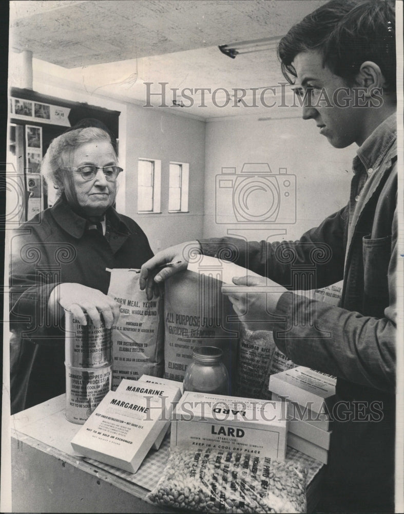 1967 Press Photo Us Food Tornado Victim Red Cross Dave - RRW50687 - Historic Images