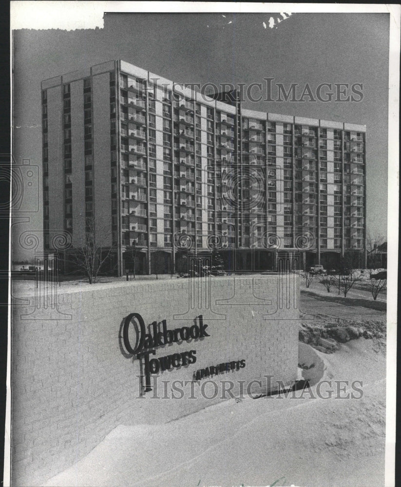 1977 Press Photo Oak Brook Towers Apartments - RRW50705 - Historic Images