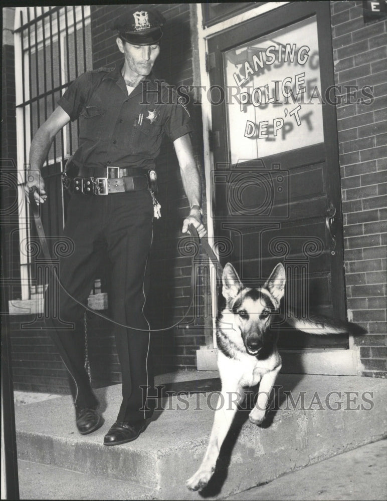 1960 Press Photo Patrolman Leroy Metz With Mike - RRW50807 - Historic Images