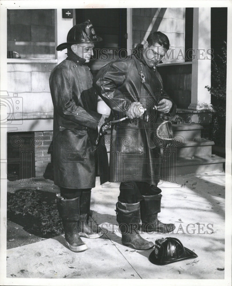 1958 Press Photo Herm Van Zyl Ralph Derrico Fireman - RRW50813 - Historic Images