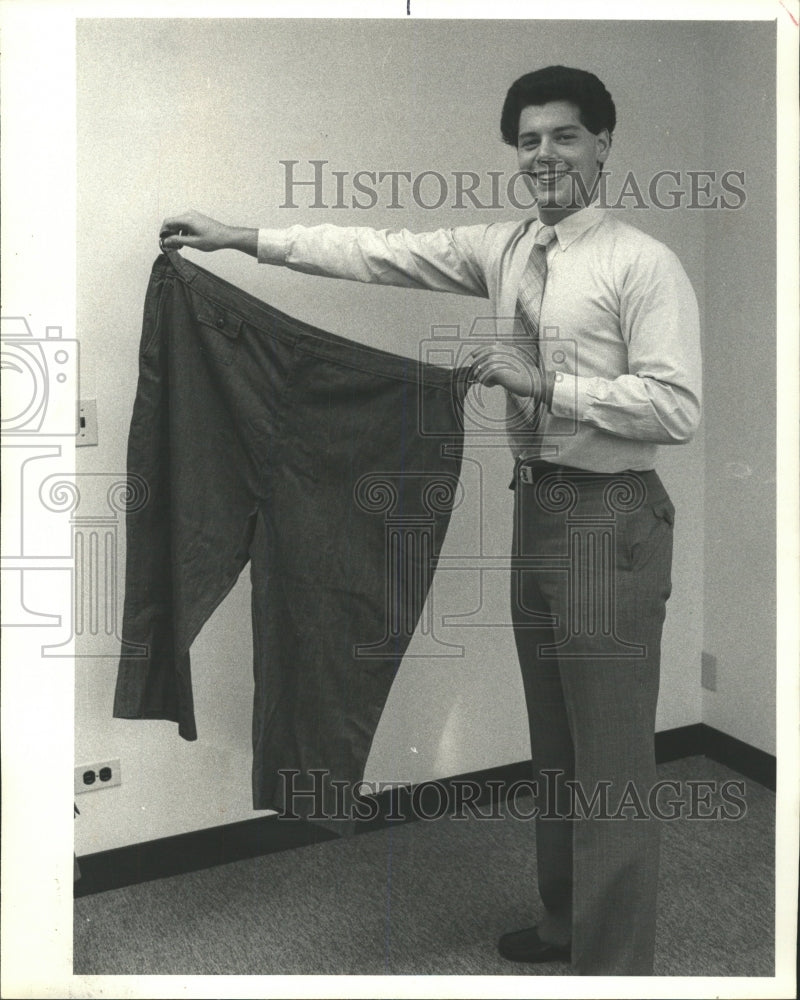 1980 Press Photo Ken Dachman old pants waist pounds - RRW50851 - Historic Images