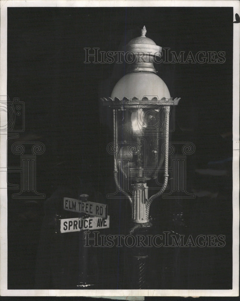 1958 Press Photo Lake Forest Light Illinois Gas - RRW50929 - Historic Images