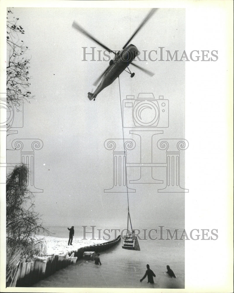 1985 Press Photo Helicopter Diver Coast South Lake - RRW50945 - Historic Images