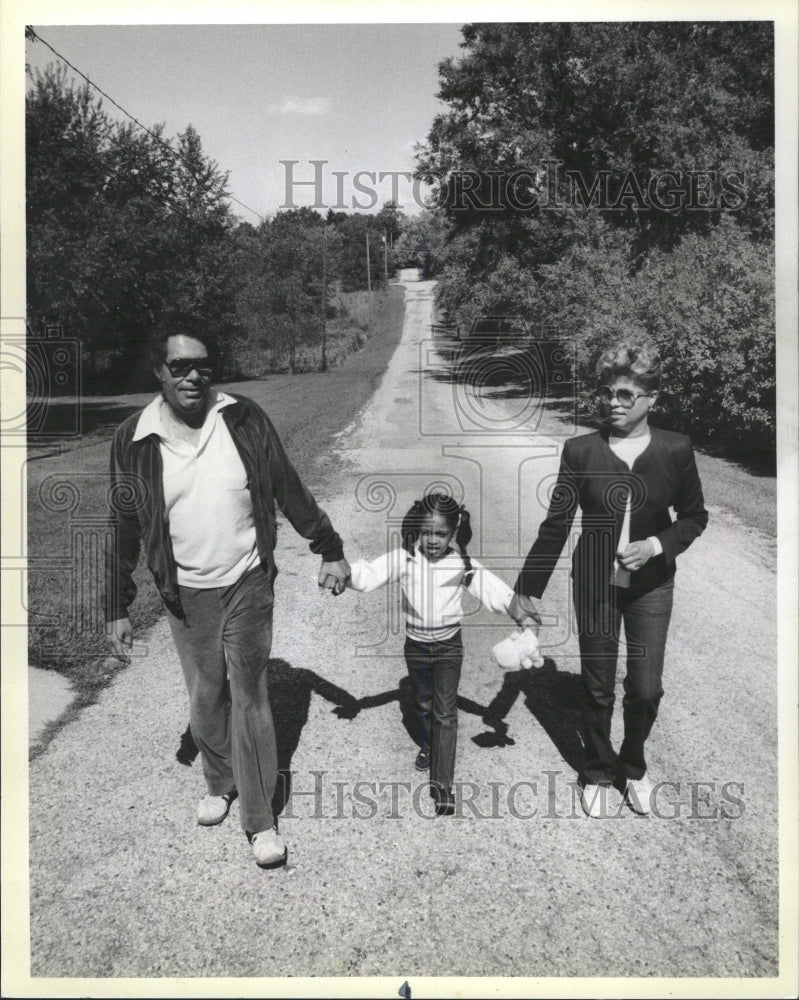 1984 Press Photo Family Walking Along Lake Ivanhoe Road - RRW50947 - Historic Images