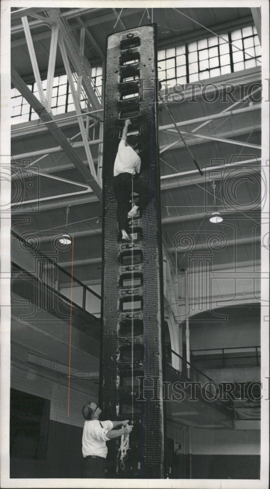 1964 Press Photo Ladder Conventional Tank Small - RRW50951 - Historic Images