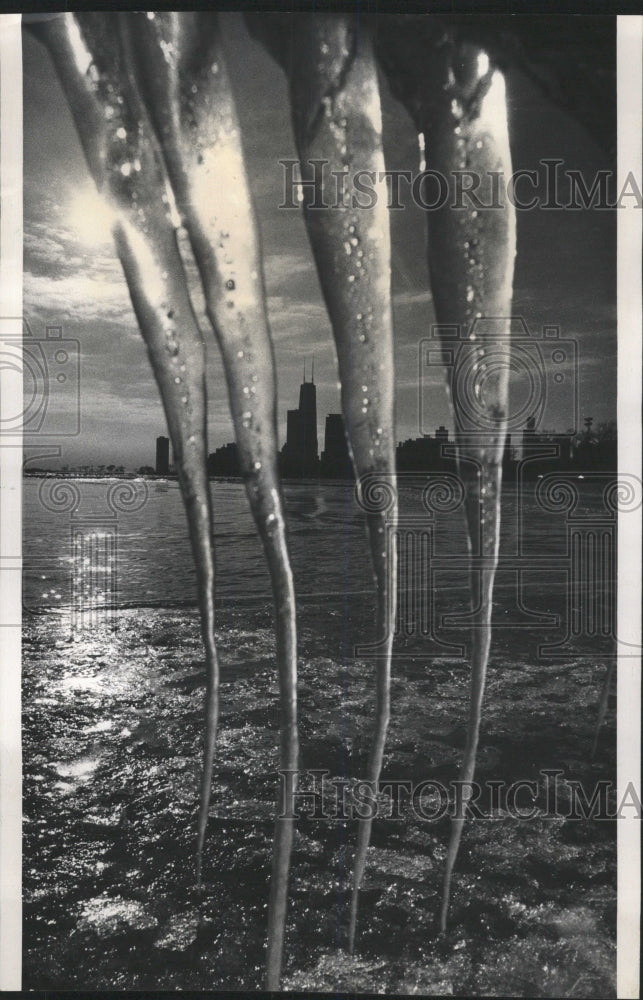 1975 Press Photo icicle Fullerton Ave. Chicago winter - RRW51001 - Historic Images