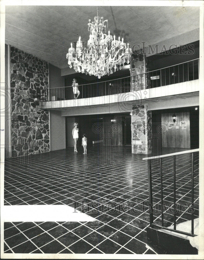 1972 Press Photo lake run apartment lobby club chicago - RRW51005 - Historic Images