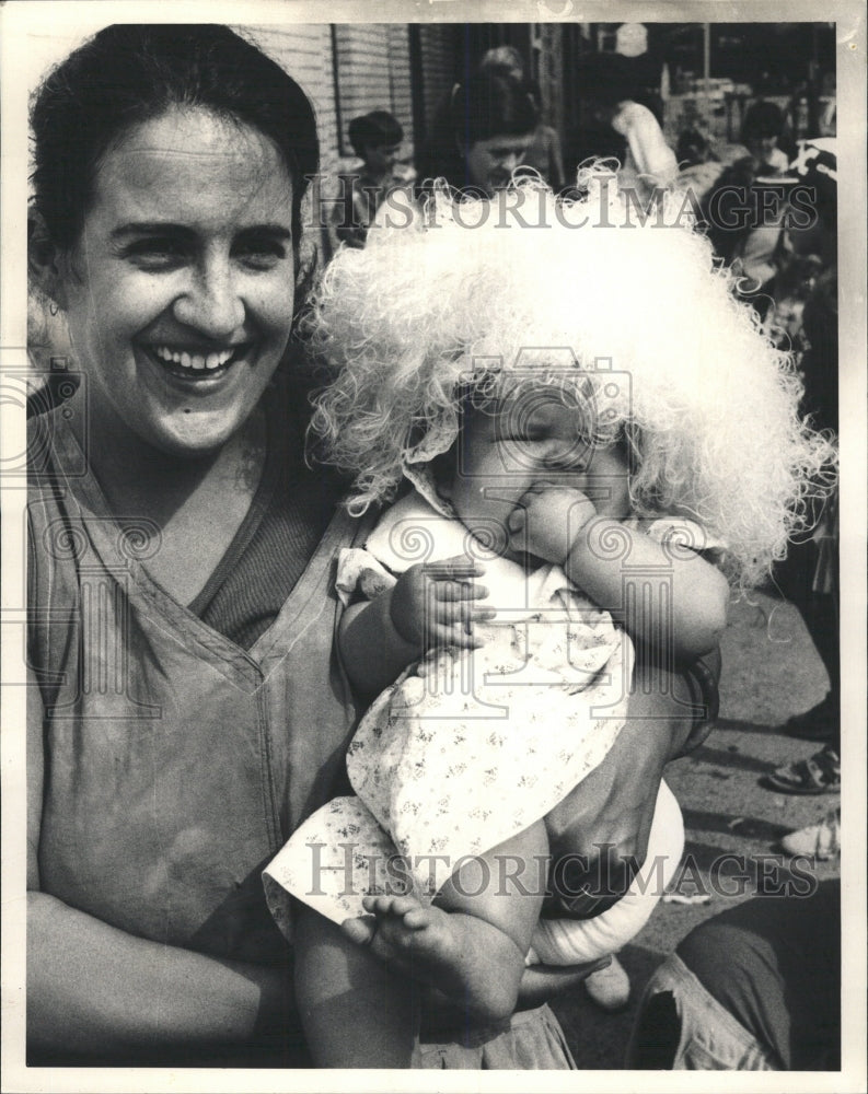 1986 Press Photo Stockwell Chicago baby Popy wig Parade - RRW51011 - Historic Images