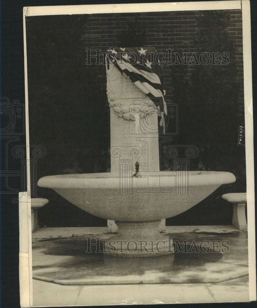1915 Press Photo Cenotaph Fountain Battery New York - RRW51075 - Historic Images