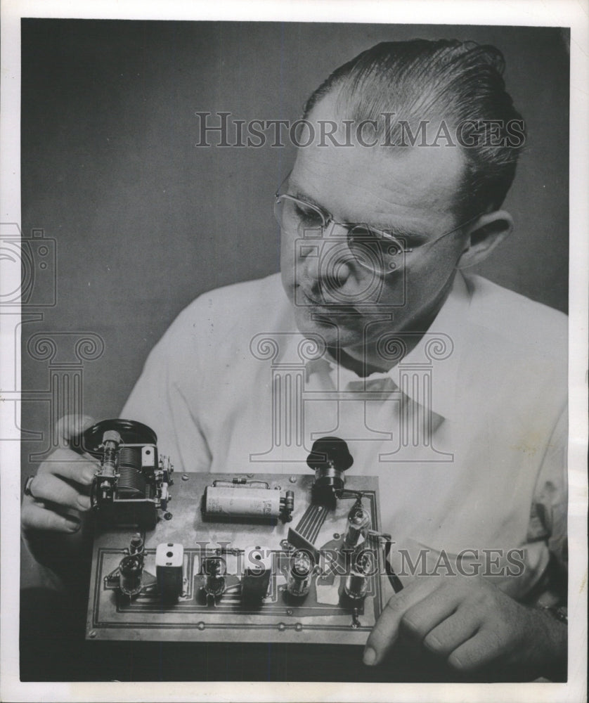 1953 Press Photo Radio Set Wireless Well Outside - RRW51079 - Historic Images