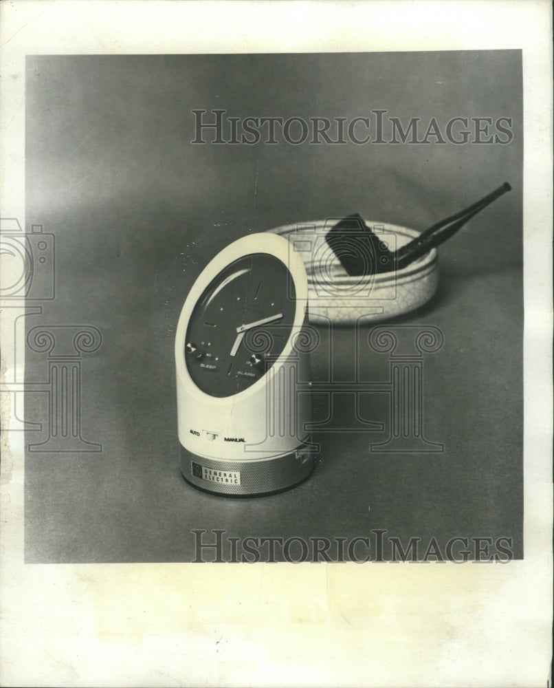 1972 Press Photo Little Radio Shape GEneral Electric - RRW51099 - Historic Images