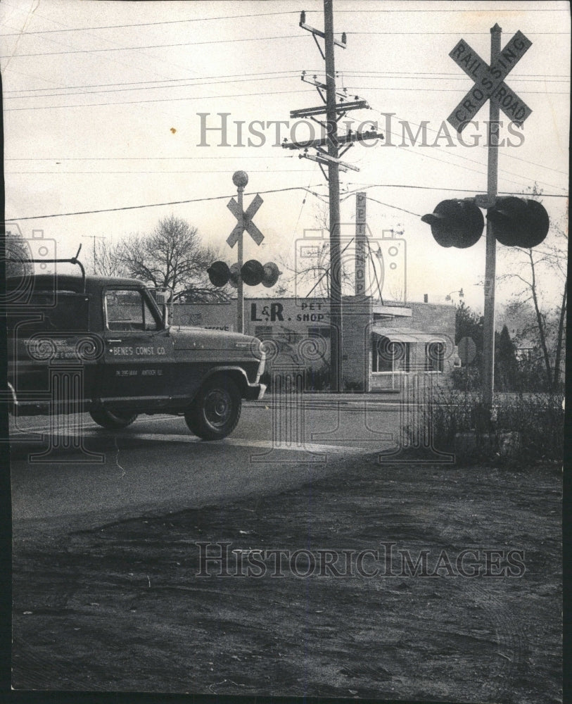 1975 Press Photo Train Car Accident Grass Lake Road - RRW51115 - Historic Images