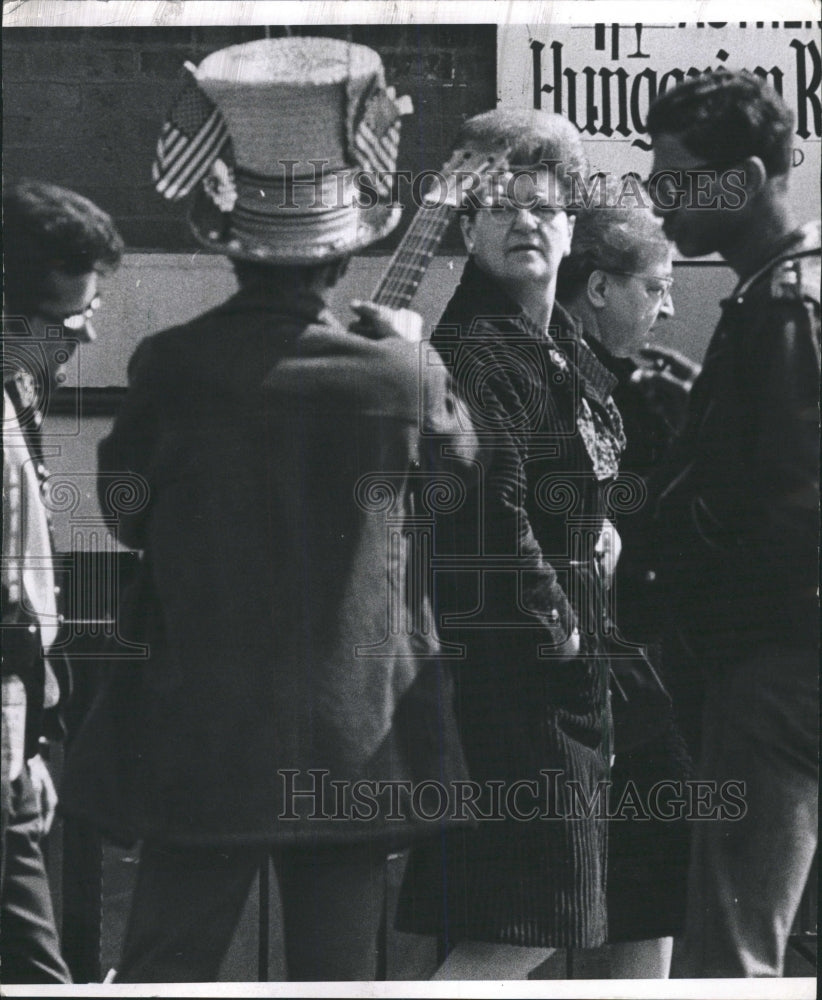 1968 Press Photo People watchers Old Town Chicago weird - RRW51119 - Historic Images