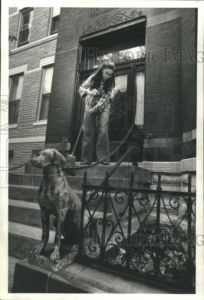 1977 Press Photo Old Town Chicago city woman sweep step - RRW51123 - Historic Images