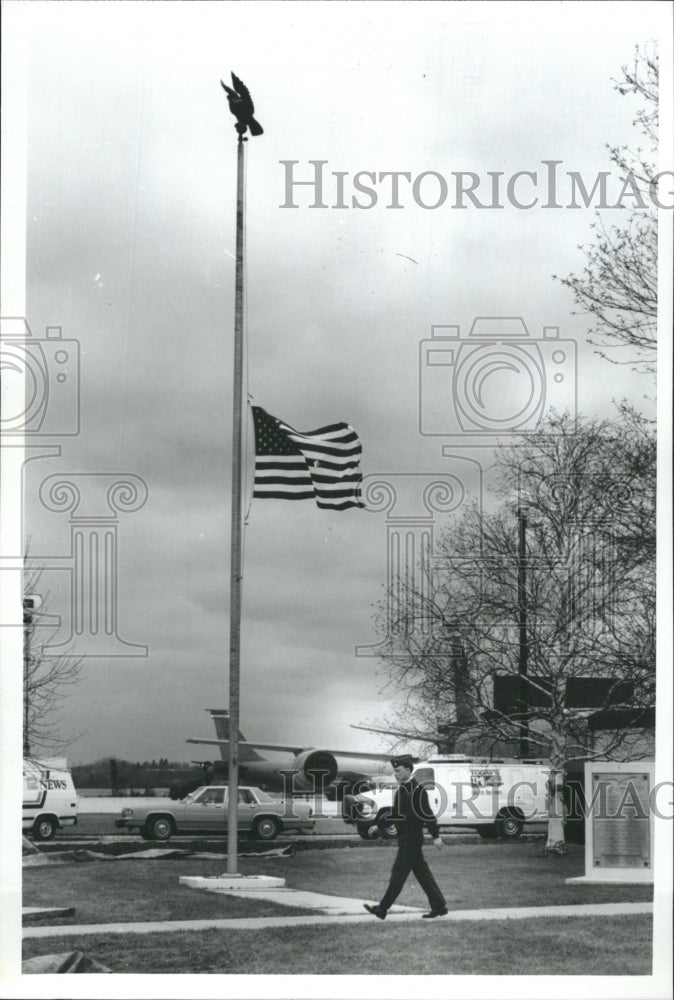 1993 Press Photo US Flag Half-staff Mitchell Airport - RRW51169 - Historic Images