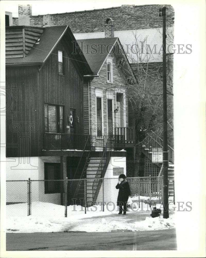 1985 Press Photo Woman Walking Past Houses - RRW51203 - Historic Images