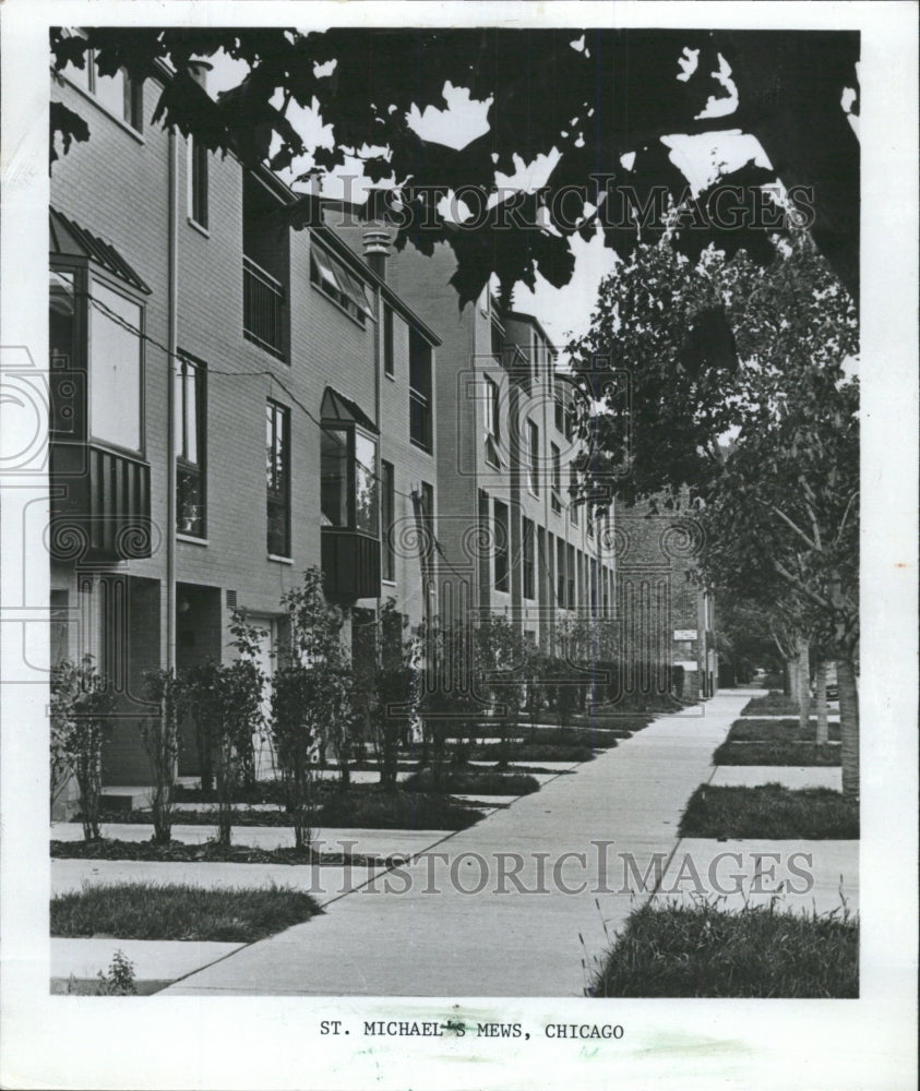 1981 Press Photo St. Michael&#39;s Mews Chicago townhouses - RRW51205 - Historic Images