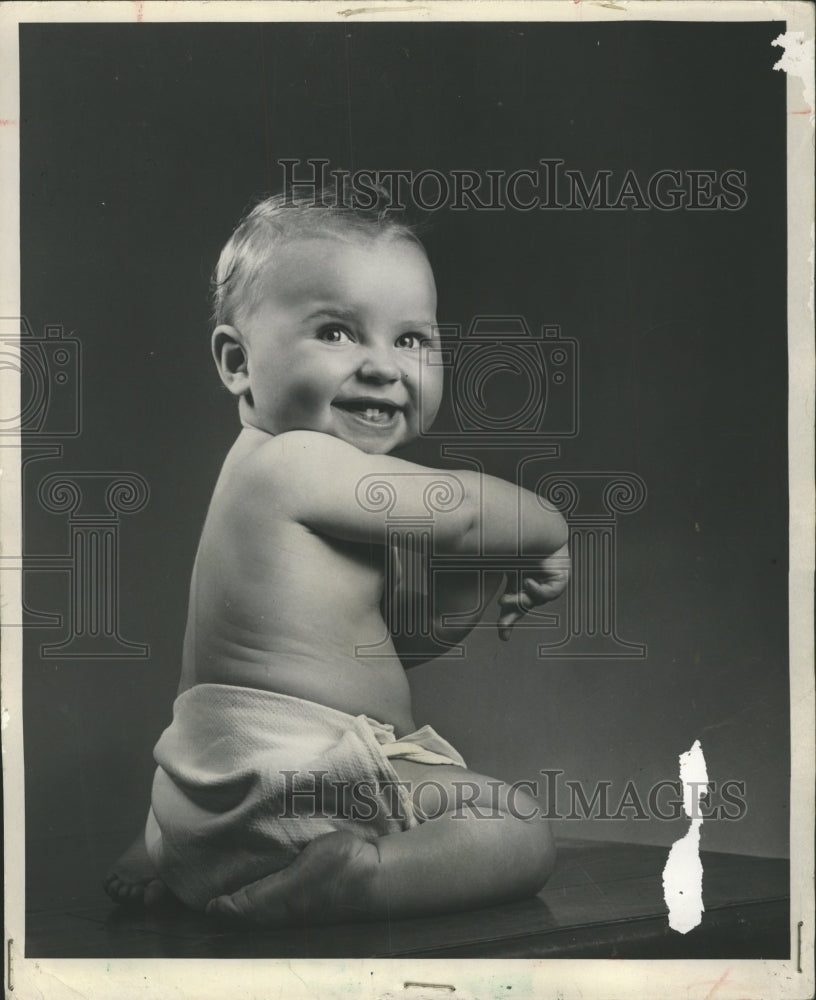 1946 Press Photo baby cloth diaper naked pose smiling - RRW51235 - Historic Images