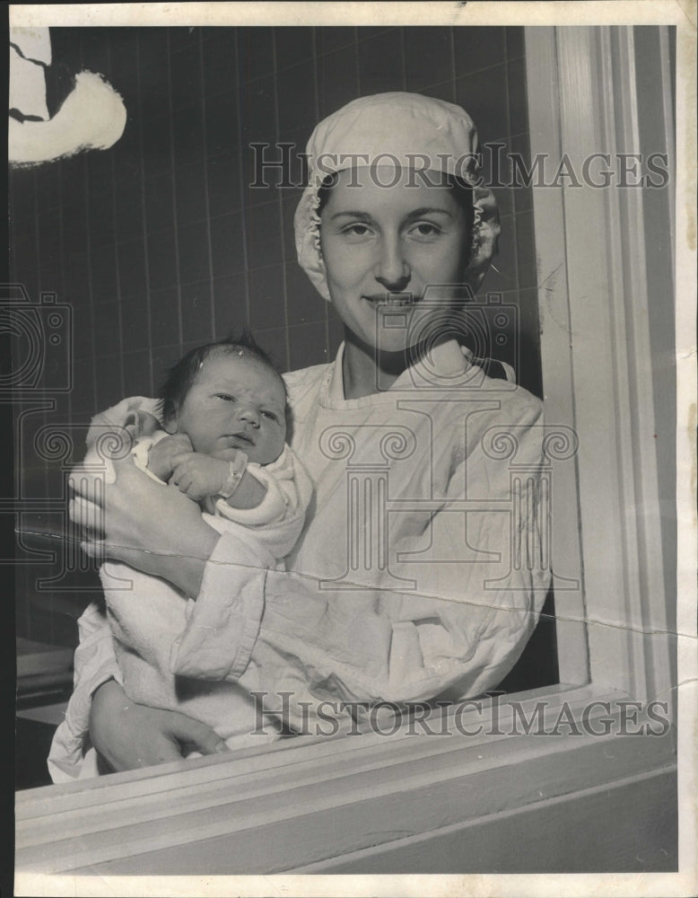 1962 Press Photo Nurse Norma Bernard Mother Hour Bay - RRW51247 - Historic Images