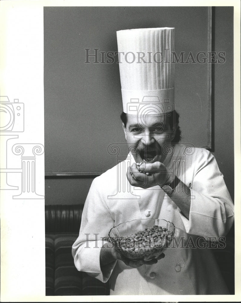 1984 Press Photo Chef Guissippi Capobianco peanuts - RRW51263 - Historic Images