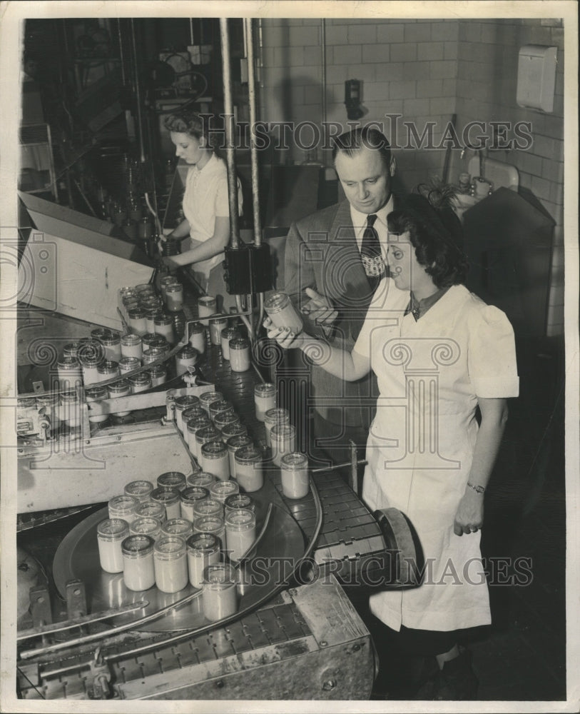 1950 Press Photo Compton Manufacturing Line Filled Jars - RRW51265 - Historic Images