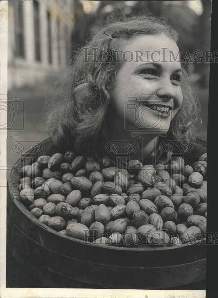 1940 Press Photo Helen St. Amant barrel pecan queen - RRW51275 - Historic Images