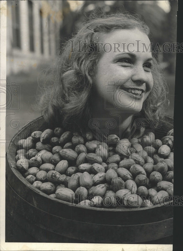 1940 Press Photo Helen St. Amant barrel pecan queen - RRW51275 ...