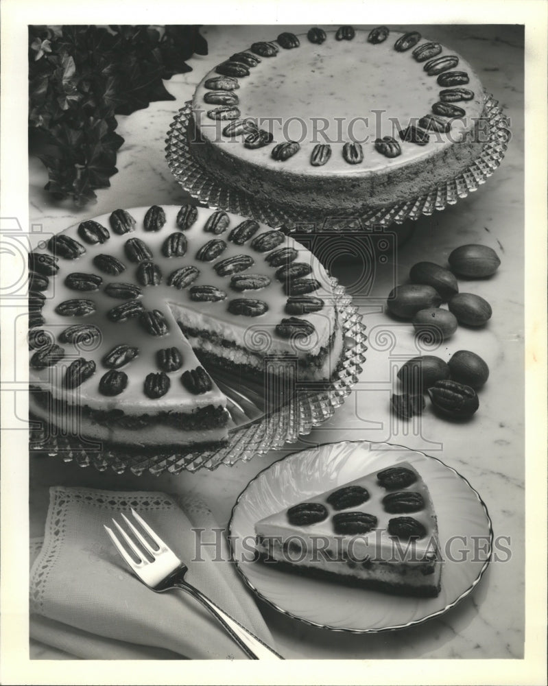 1981 Press Photo Cheesecake Pecans Praline Kraft Inc - RRW51281 - Historic Images