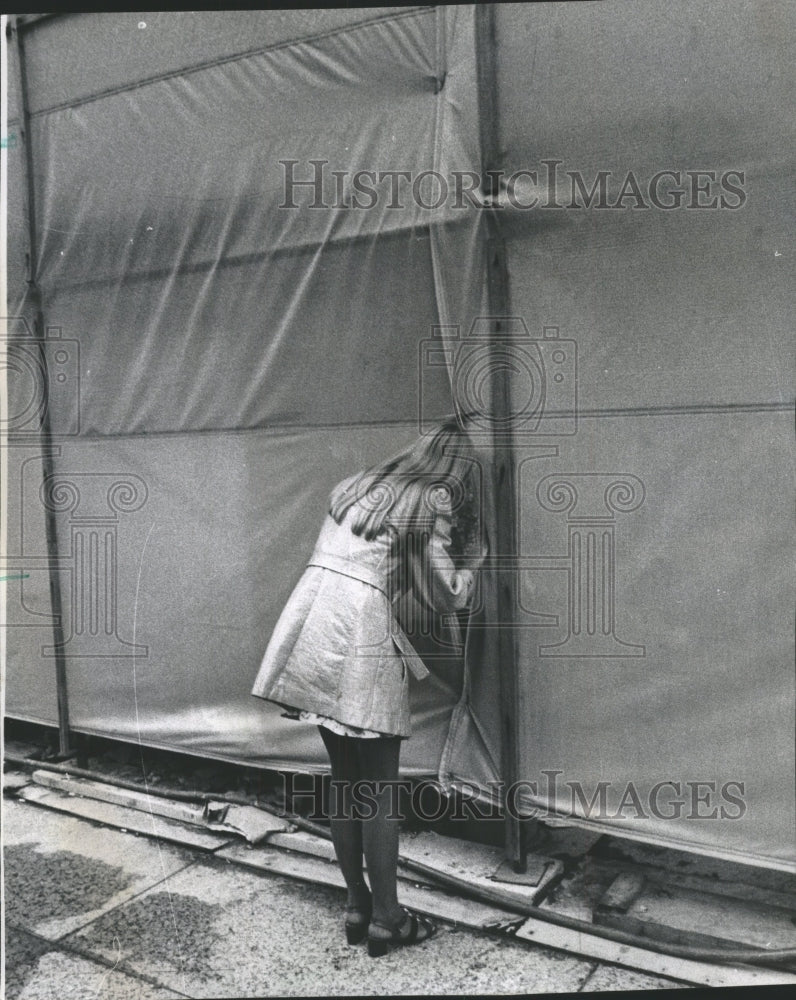 1974 Press Photo Young Girl Peeks At Mosaic - RRW51283 - Historic Images