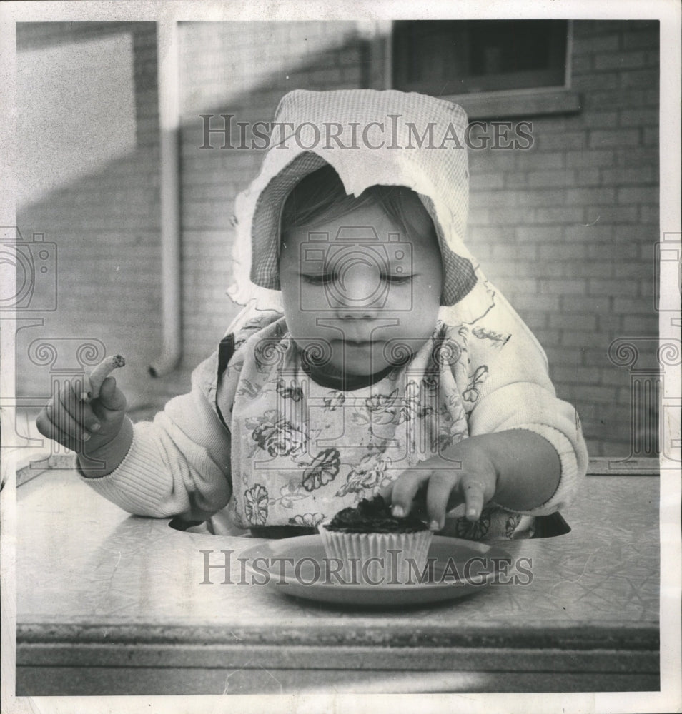 1962 Press Photo Pam Pesek Year Old Natural Papa Gene - RRW51311 - Historic Images