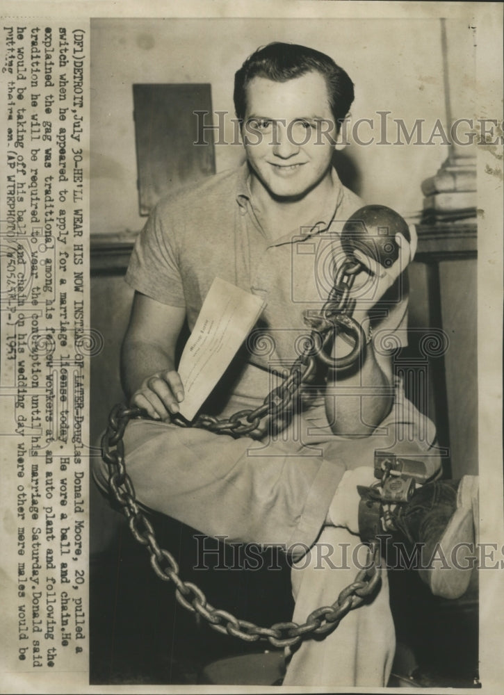 1953 Press Photo DOUGLAS DONALD BALL AND CHAIN - RRW51333 - Historic Images